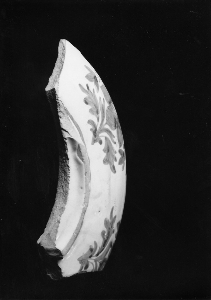 Motivo decorativo floreale (fondo, frammento) - manifattura abruzzese (sec. XVIII)