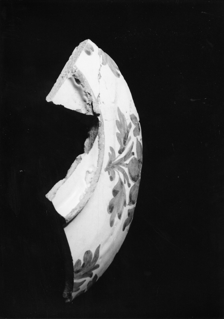 Motivo decorativo floreale (fondo, frammento) - manifattura abruzzese (sec. XVIII)