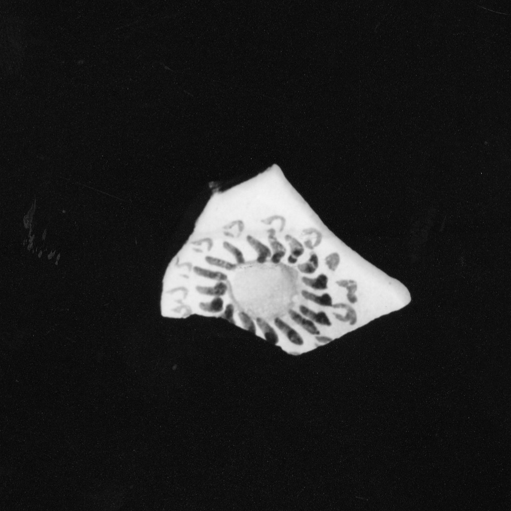 Parete decorativo floreale (parete di scodella, frammento) - manifattura abruzzese (fine/inizio secc. XVI/ XVII)