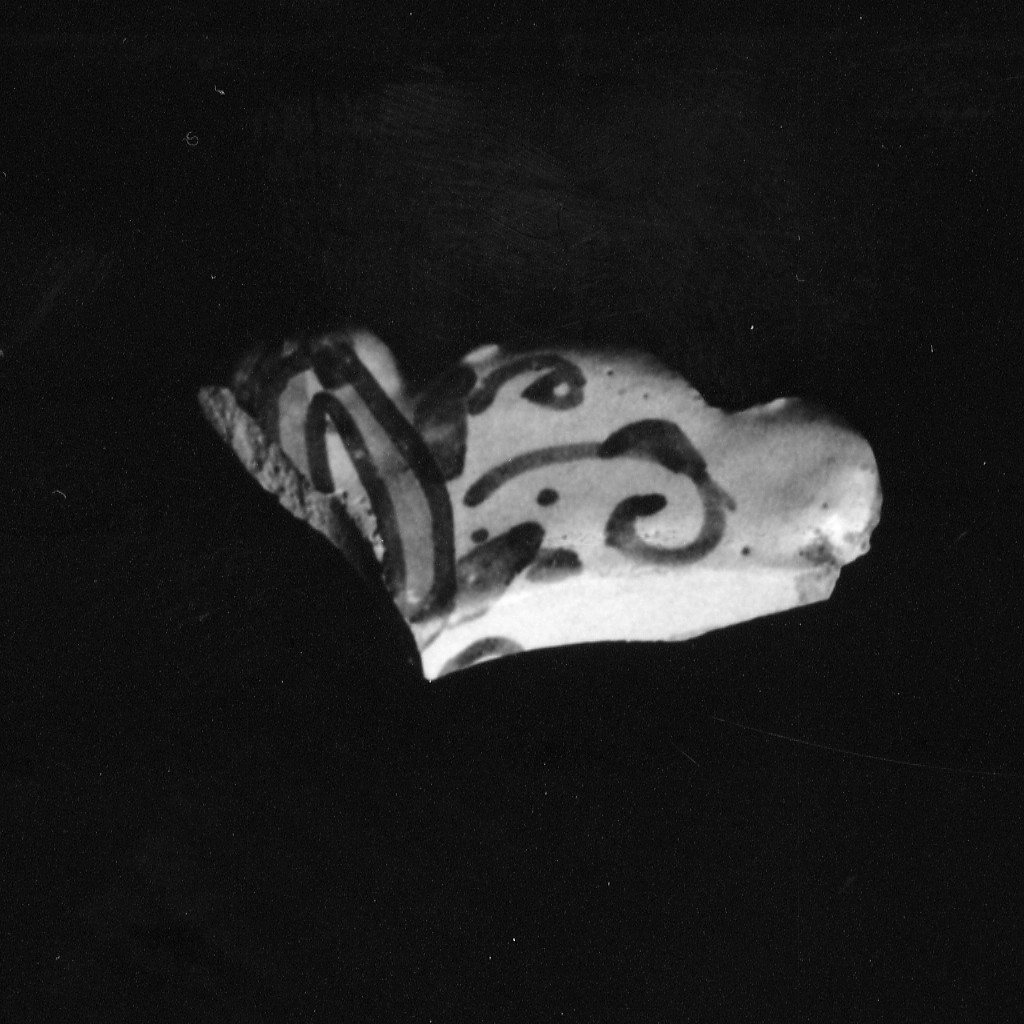 Motivo decorativo (presa, frammento) - manifattura abruzzese (fine/inizio secc. XVI/ XVII)