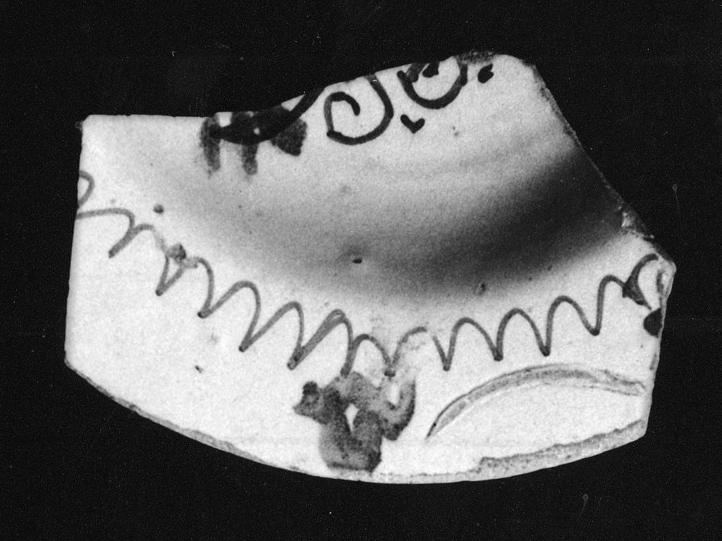 Motivo decorativo (tesa e cavetto di piatto, frammento) - manifattura abruzzese (fine/inizio secc. XVI/ XVII)