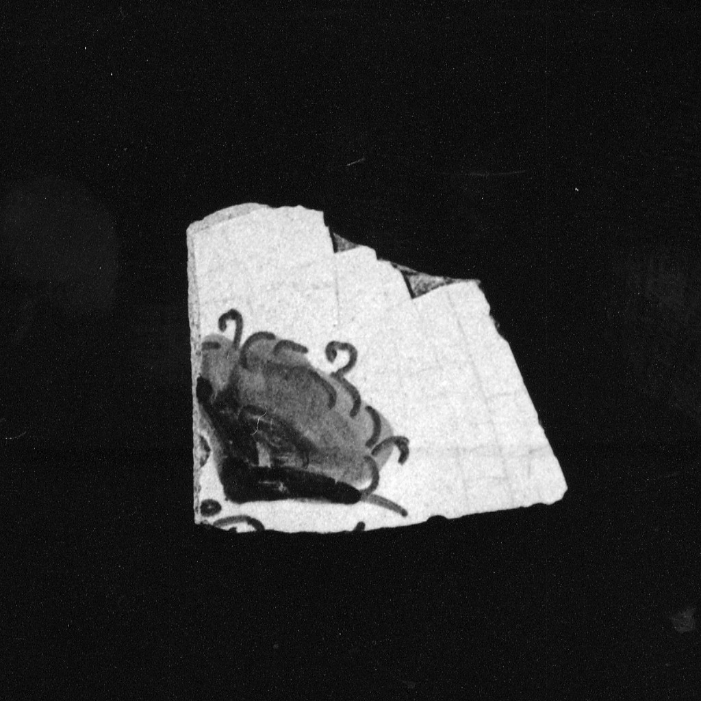 Motivo decorativo floreale (fondo di piattino, frammento) - manifattura abruzzese (fine/inizio secc. XVI/ XVII)