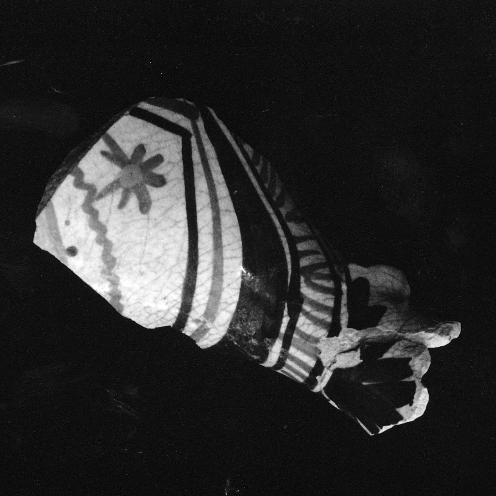 Motivi decorativi geometrici e vegetali stilizzati (collo e parete di boccale, frammento) - manifattura abruzzese (sec. XVI)