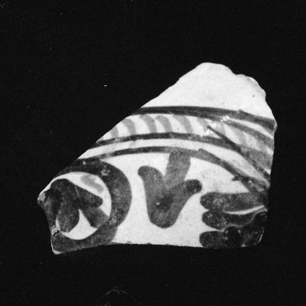 Motivi decorativi geometrici e vegetali stilizzati (pancia di boccale, frammento) - manifattura abruzzese (sec. XVI)