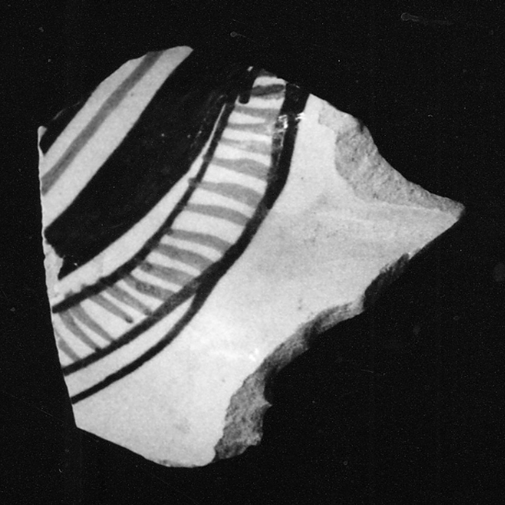 Motivi decorativi geometrici e vegetali stilizzati (parete di boccale, frammento) - manifattura abruzzese (sec. XVI)