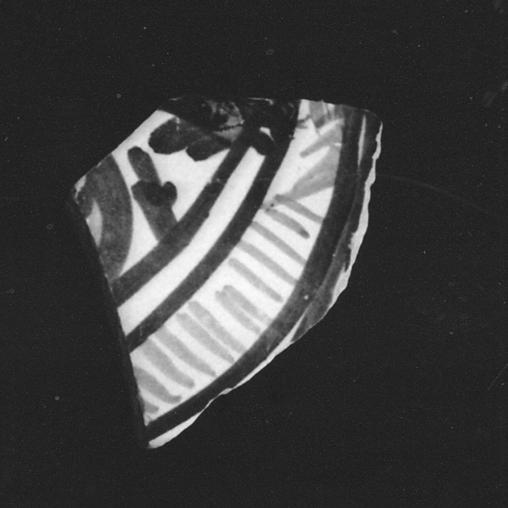 Motivi decorativi geometrici vegetali stilizzati (parete di boccale, frammento) - manifattura abruzzese (sec. XVI)