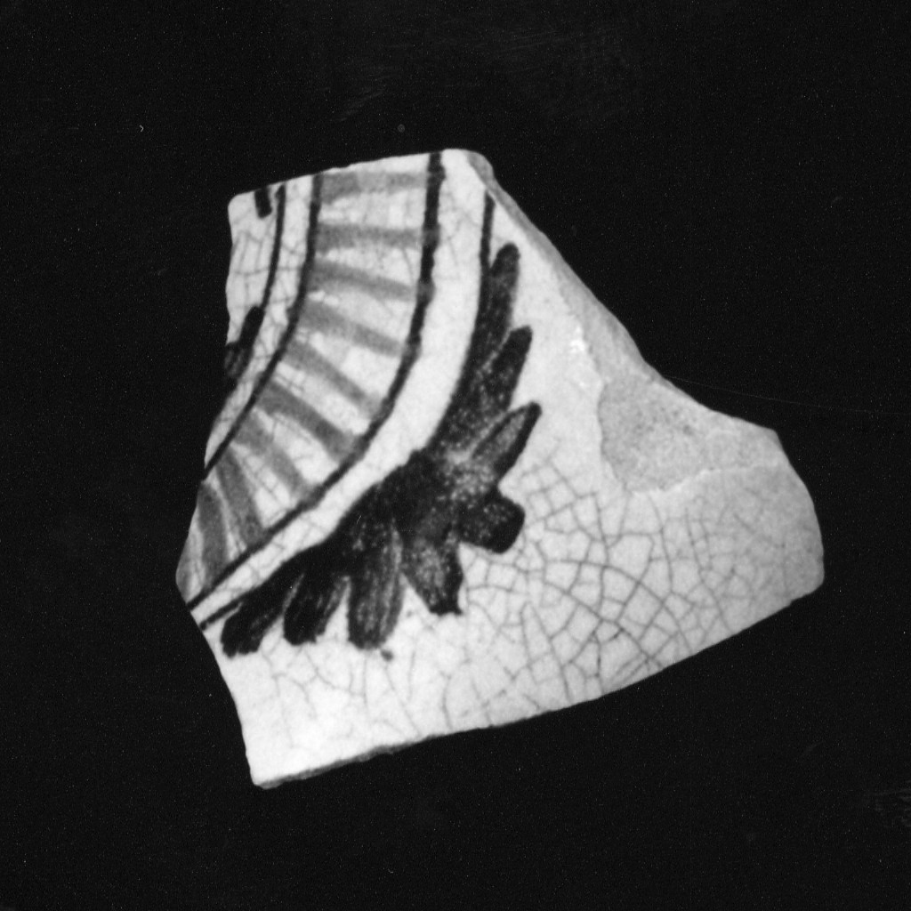 Motivi decorativi geometrici e vegetali stilizzati (parete di boccale, frammento) - manifattura abruzzese (sec. XVI)