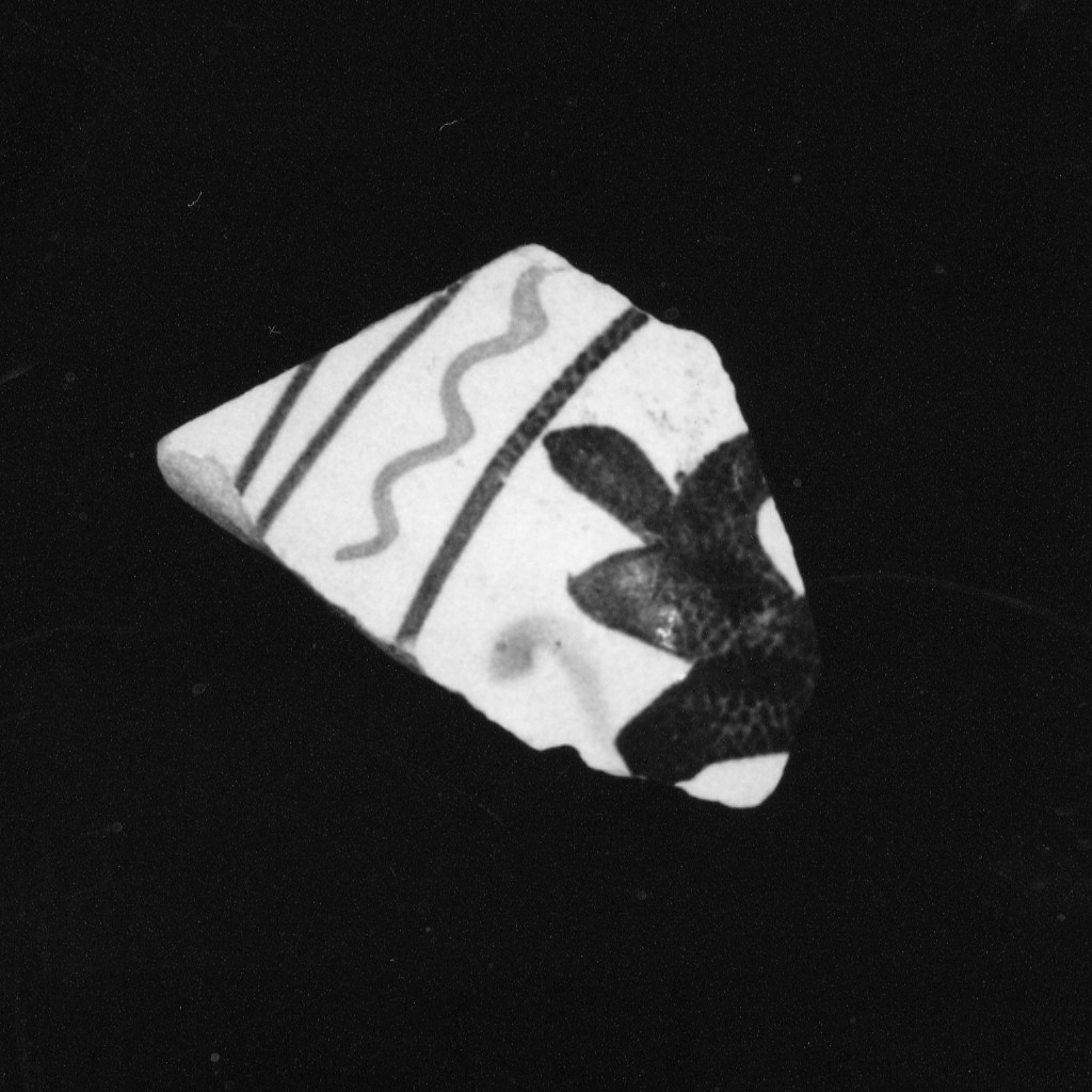 Motivi decorativi geometrici e vegetali stilizzati (parete di boccale, frammento) - manifattura abruzzese (sec. XVI)