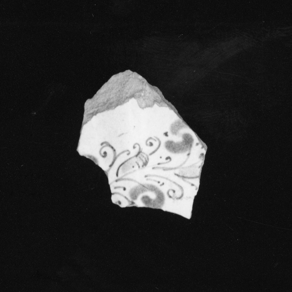 Motivo decorativo vegetale (parete, frammento) - manifattura abruzzese (fine/inizio secc. XVI/ XVII)