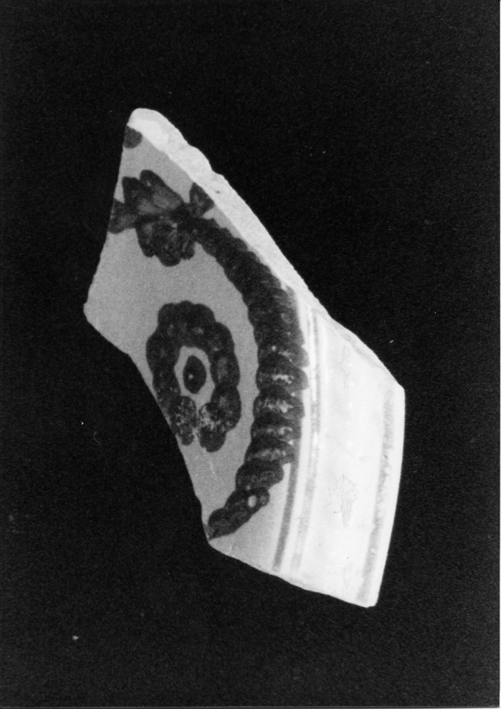 Motivo decorativo floreale (orlo e parete di catino, frammento) - manifattura abruzzese (fine/inizio secc. XIX/ XX)