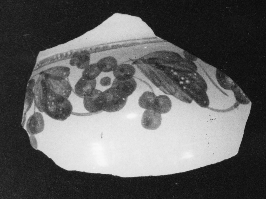 Motivo decorativo floreale (pancia di brocca, frammento) - manifattura abruzzese (fine/inizio secc. XIX/ XX)