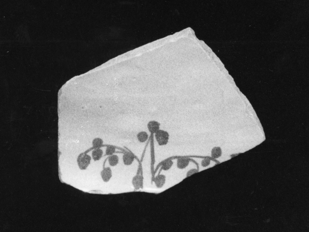 Motivo decorativo floreale (fondo di piatto, frammento) - manifattura abruzzese (sec. XIX)