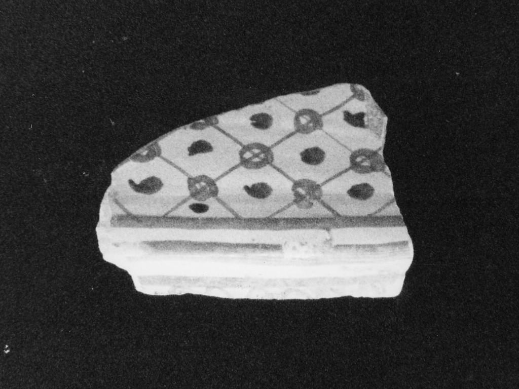 Motivi decorativi geometrici (mattonella, frammento) - manifattura abruzzese (sec. XVI)