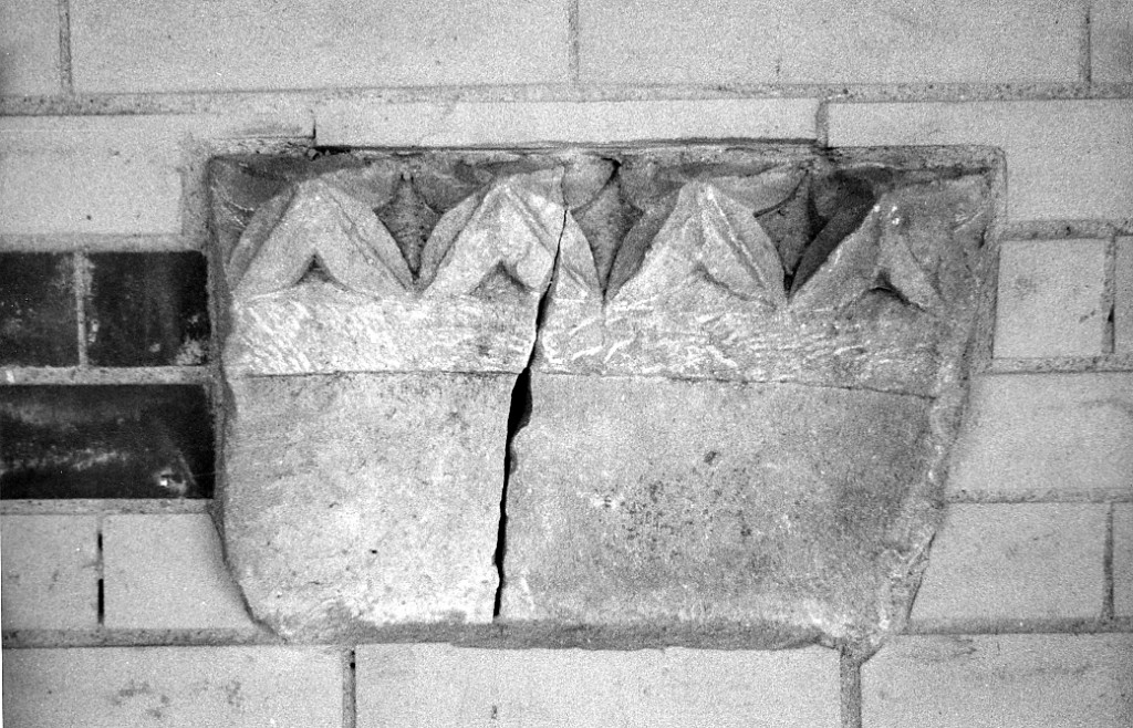 Motivi decorativi vegetali stilizzati (decorazione plastica) - ambito abruzzese (fine/inizio secc. XIII/ XIV)