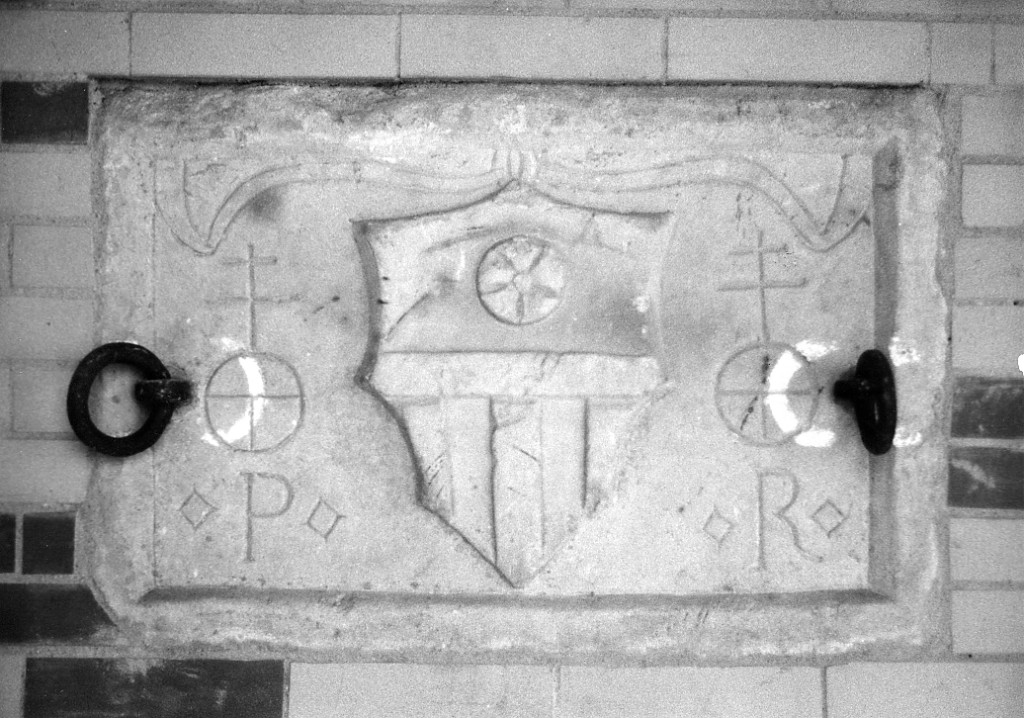 Stemma, festone (lastra tombale) - ambito abruzzese (sec. XVI)