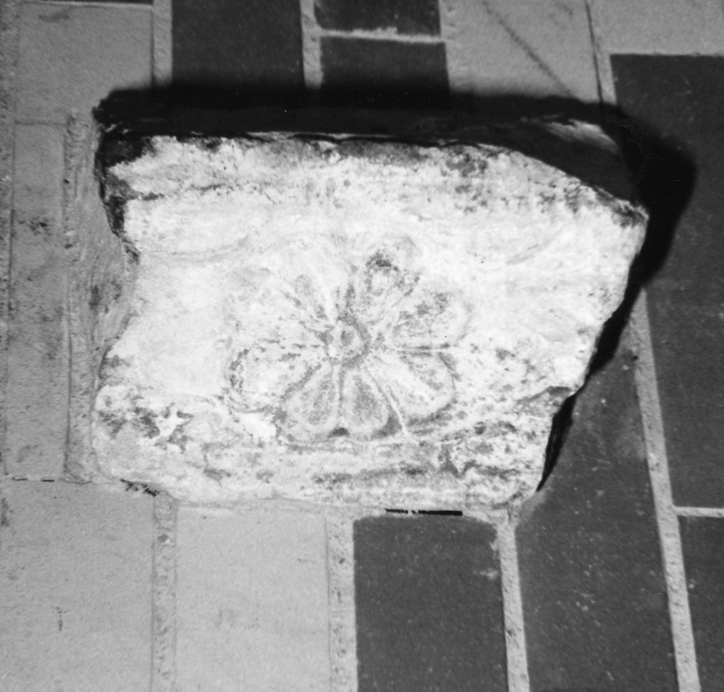 Motivi decorativi a rosette in losanga (decorazione plastica, frammento) - ambito abruzzese (sec. XIV)