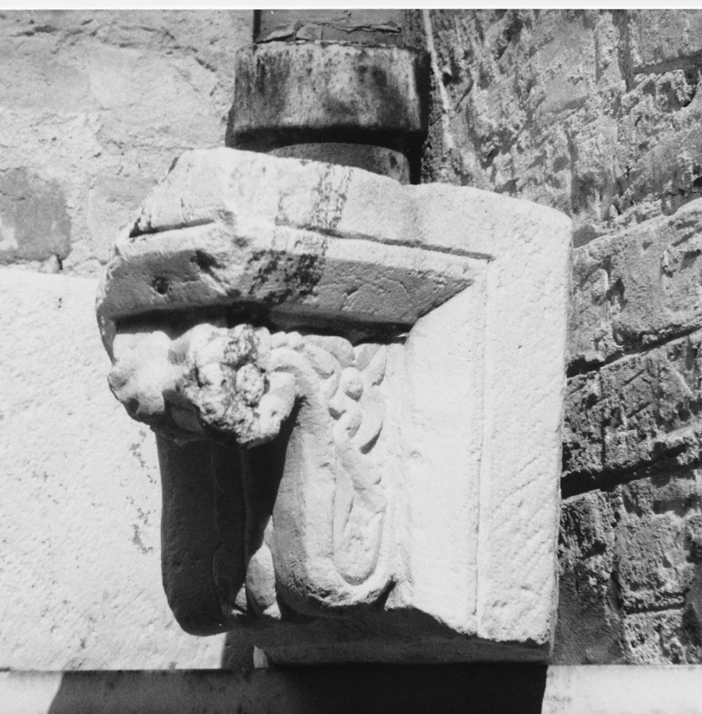Motivi decorativi a foglia a volute e a rosette (mensola architettonica, serie) - ambito abruzzese (sec. XIX)