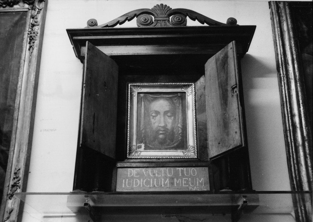Motivi decorativi a valva di conchiglia e a volute (teca) - ambito abruzzese (sec. XVII)