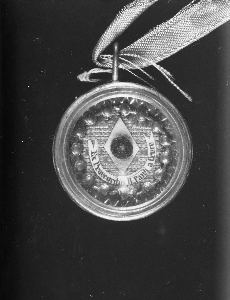 reliquiario a capsula - a pendente - produzione Italia meridionale (seconda metà sec. XIX)