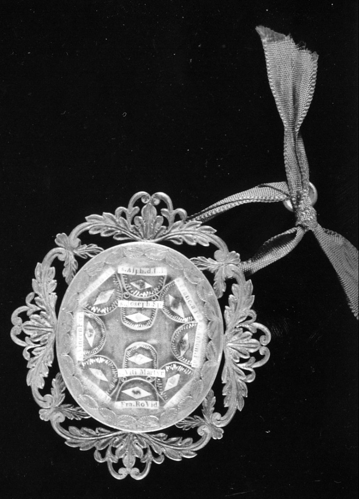 Motivi decorativi vegetali (reliquiario a capsula - a pendente) - produzione Italia centro-meridionale (sec. XIX)