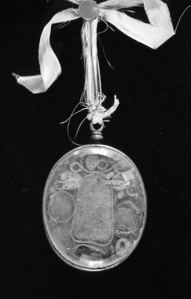 reliquiario a capsula - a pendente - produzione Italia centro-meridionale (sec. XVIII)