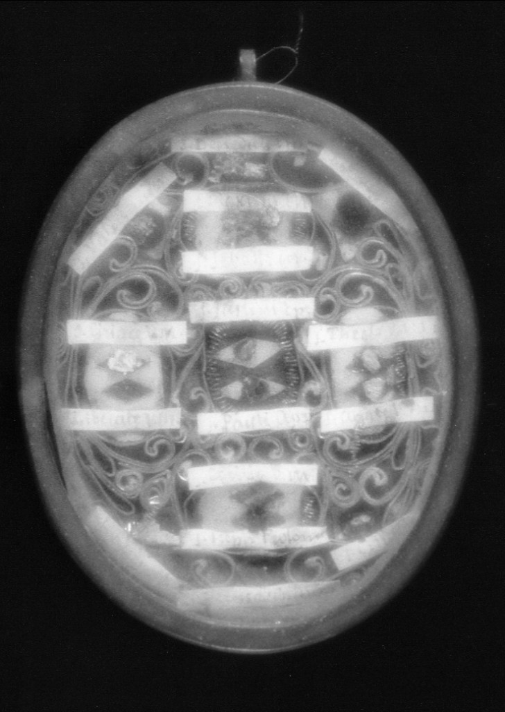 Motivi decorativi a volute (reliquiario a capsula - a pendente) - produzione Italia centro-meridionale (sec. XVIII)
