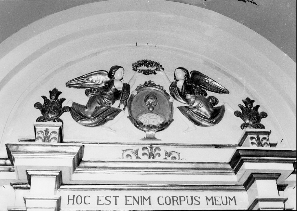 Angeli reggicorona e Calice Eucaristico (rilievo) di Gianni G (sec. XVIII)
