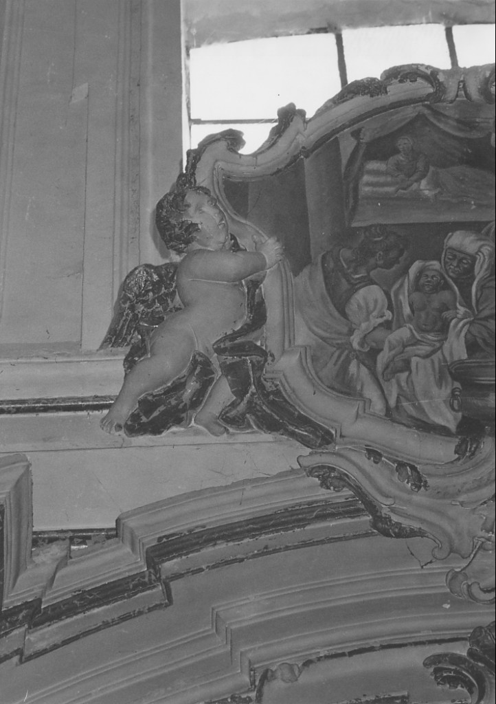 Angelioletti reggimedaglione (scultura, serie) di Clerici M (cerchia) (sec. XVIII)
