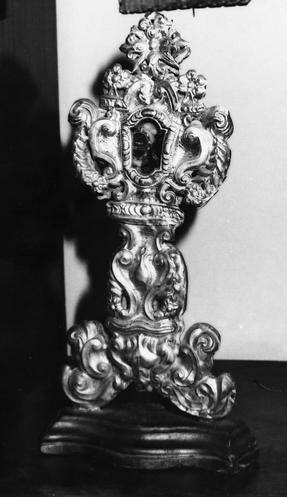 Motivi decorativi vegetali e floreali (reliquiario - a ostensorio) - produzione abruzzese (sec. XVIII)