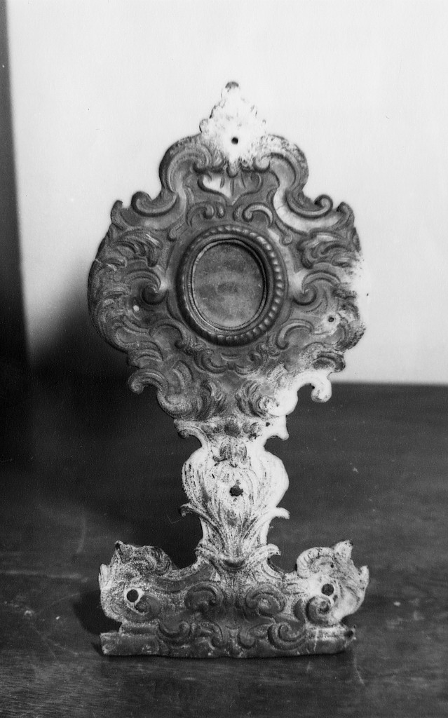 Motivi decorativi vegetali e a volute (reliquiario - a ostensorio) - produzione abruzzese (sec. XVIII)