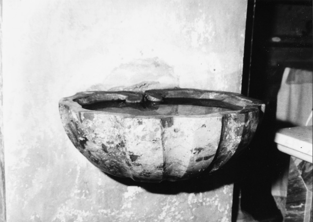 MOTIVO DECORATIVO A VALVE DI CONCHIGLIA (acquasantiera da parete, serie) - produzione abruzzese (prima metà sec. XVIII)