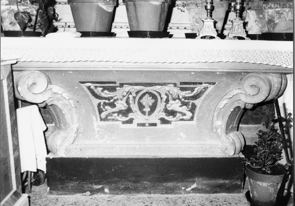 Motivi decorativi vegetali e croce (altare - a blocco) di Rizza G (cerchia) (prima metà sec. XVIII)