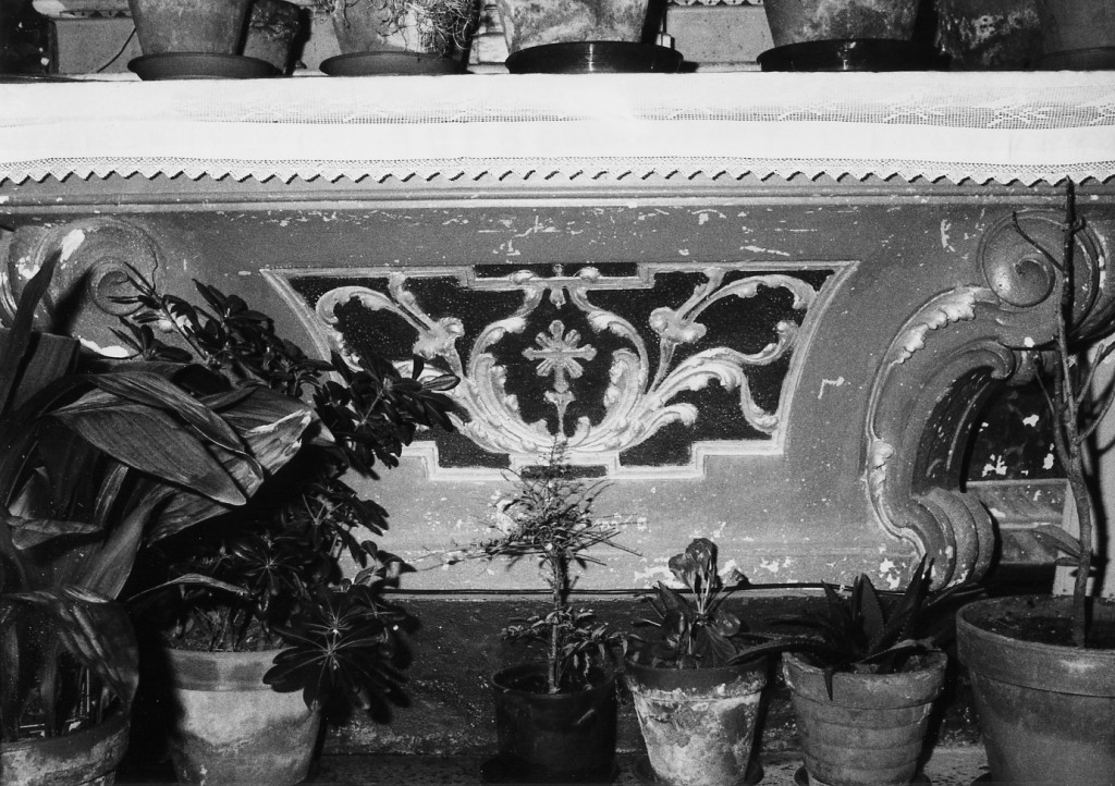 Motivi decorativi vegetali e croce (altare - a blocco) di Rizza G (cerchia) (prima metà sec. XVIII)