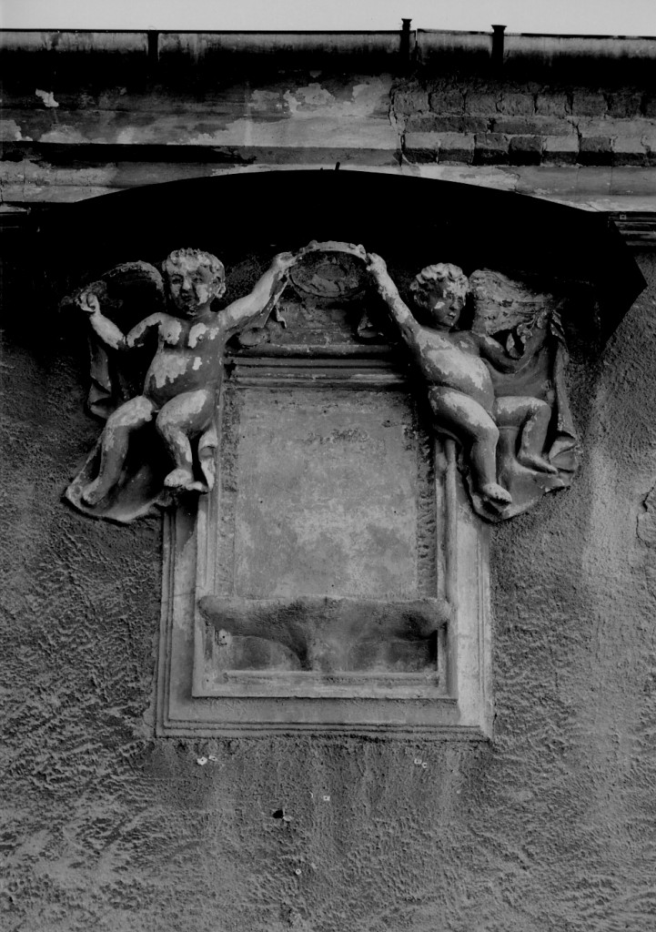 Putto reggicorona (decorazione plastica, serie) - ambito abruzzese (fine/inizio secc. XVIII/ XIX)