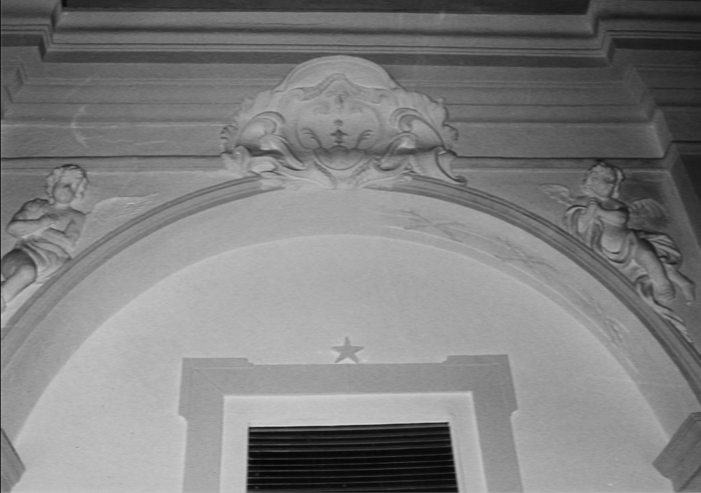 Angeli, medaglione, stemma (decorazione plastica) di Gianni G (scuola) (sec. XVIII)
