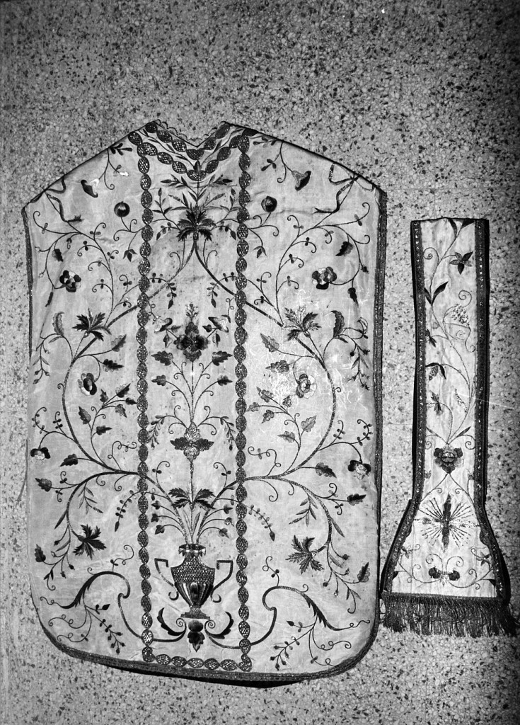 Anfora e motivi decorativi floreali (paramento liturgico) - manifattura italiana (ultimo quarto sec. XVIII)