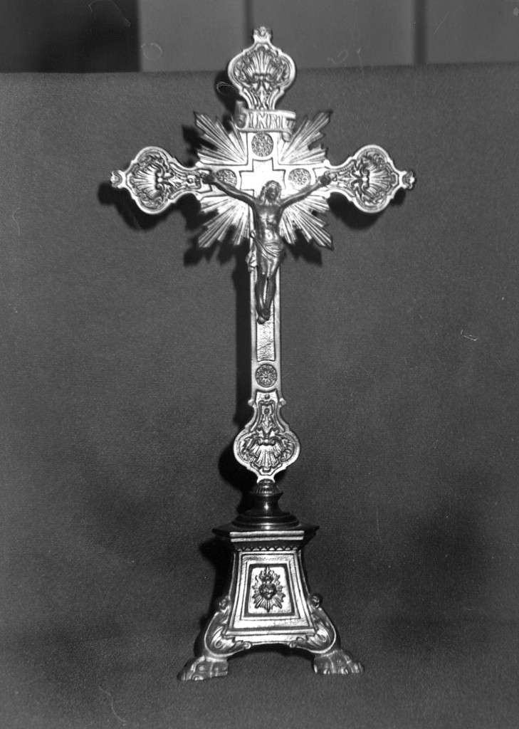 Cristo crocifisso tra raggi, cuore fiammante, valva di conchiglia, fiori (croce d'altare) - ambito Italia centrale (sec. XVIII)