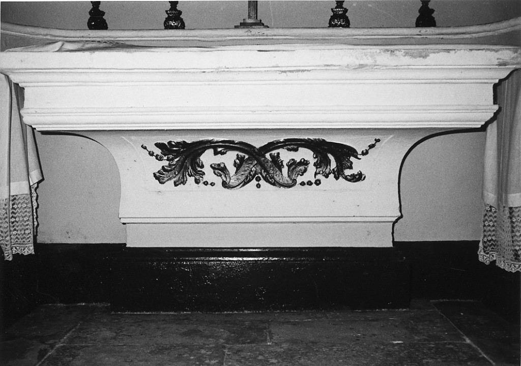 Motivi decorativi vegetali e a perle (altare - a blocco) - ambito Italia centrale (sec. XVIII)