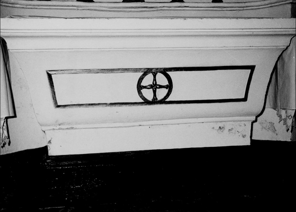 Croce in un clipeo (altare - a blocco) - ambito Italia centrale (sec. XVIII)