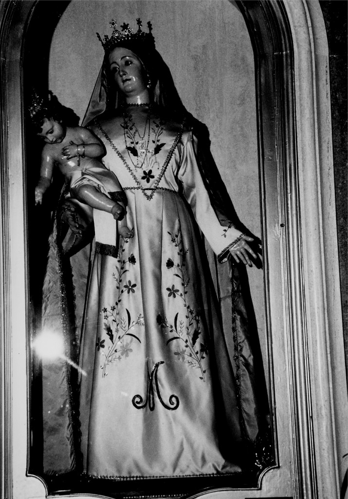 Madonna con personaggi che implorano il suo aiuto (statua) - produzione abruzzese (inizio sec. XX)