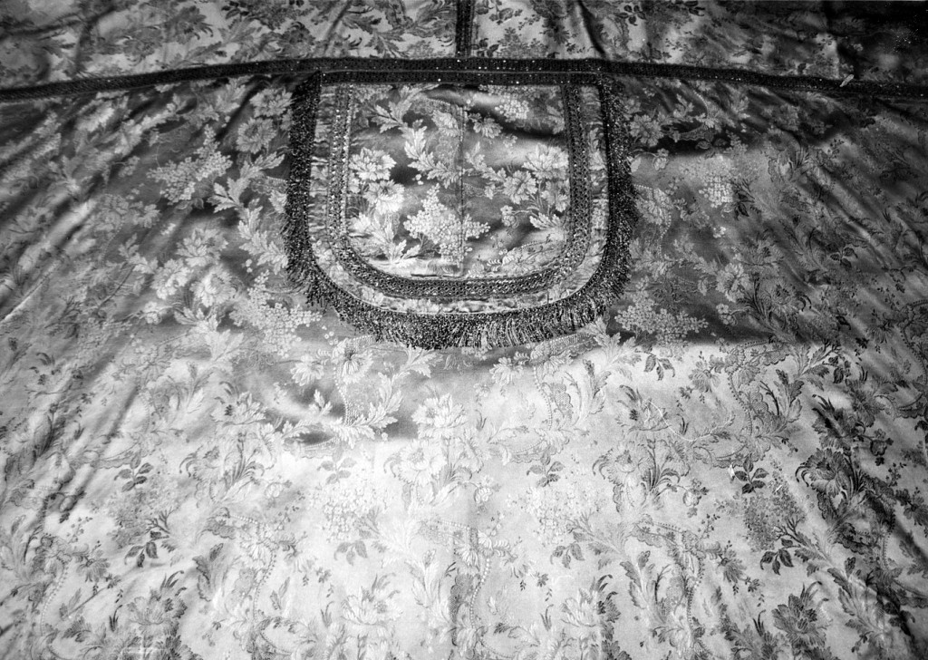 Motivi decorativi floreali ed a trina (piviale) - ambito Italia centrale (seconda metà sec. XIX)