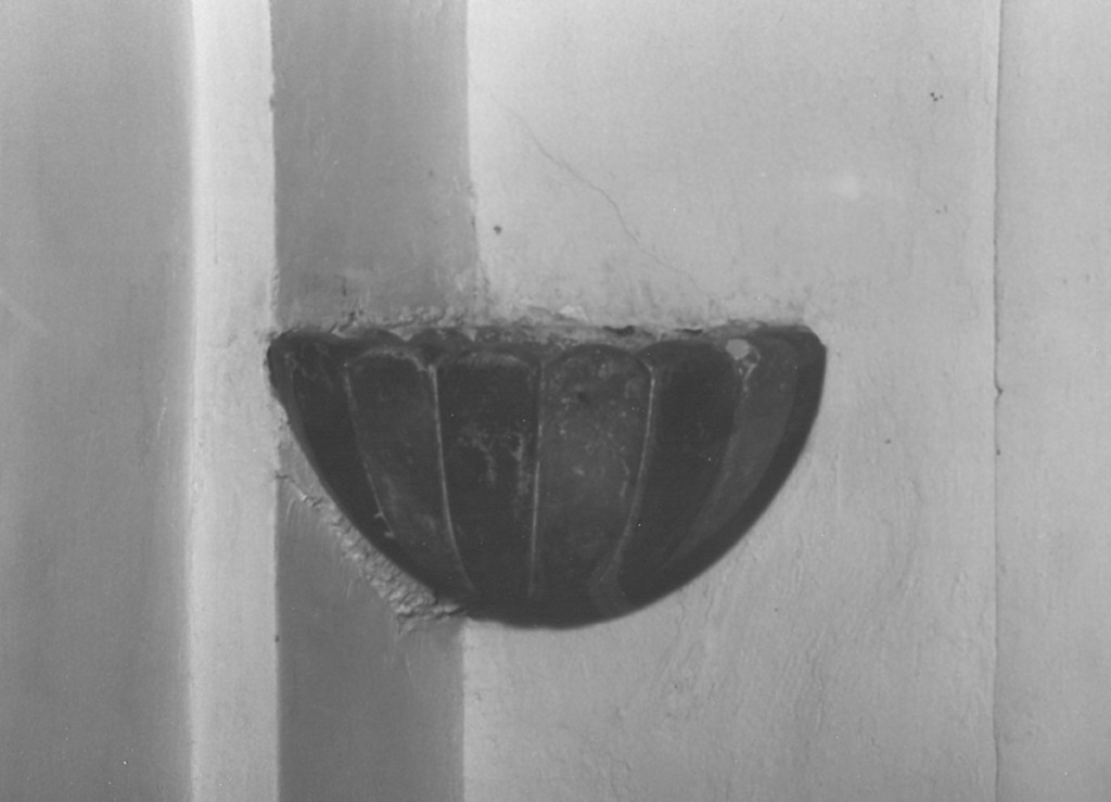 Motivo decorativo a petali (acquasantiera) - ambito abruzzese (sec. XVII)