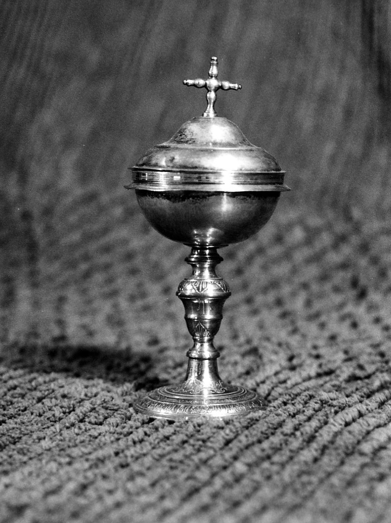 Motivi decorativi a foglie lanceolate e a volute (pisside) - produzione Italia centro-meridionale (sec. XVIII)