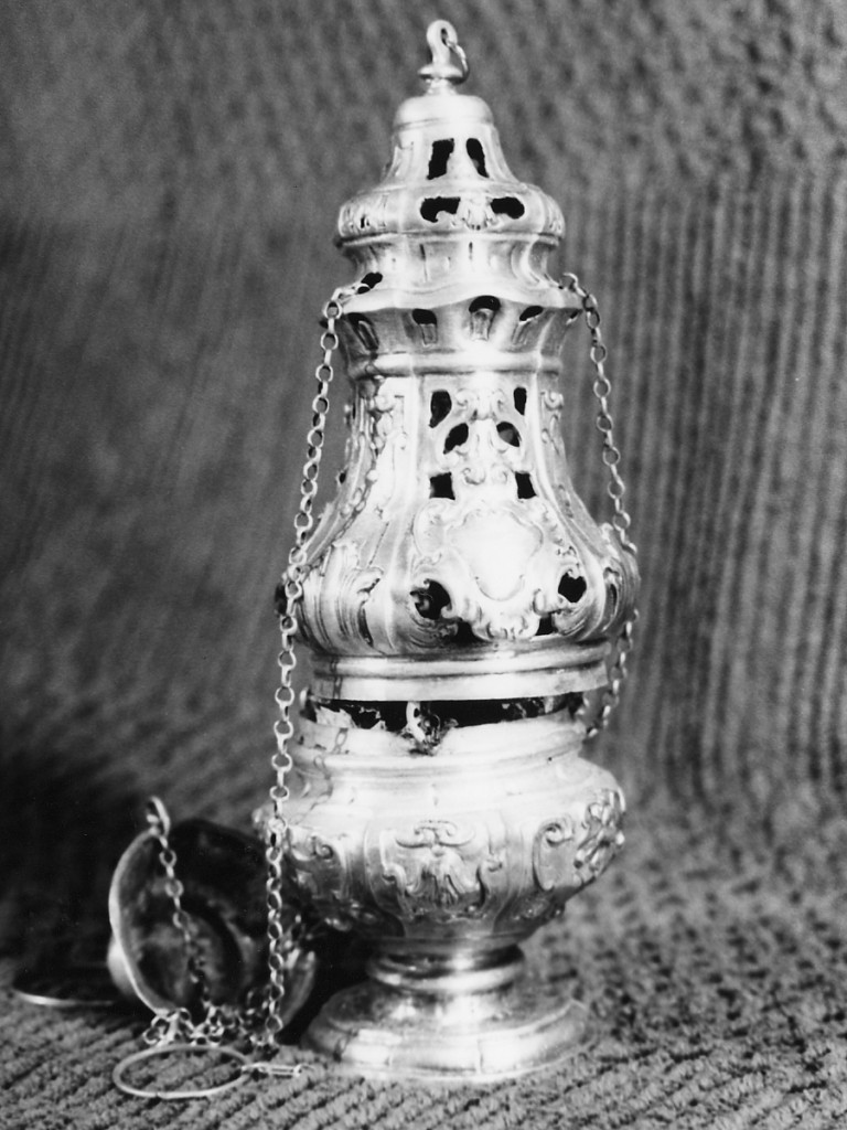 Cornici, fiori a calice, foglie lanceolate e d'acanto (turibolo) - produzione napoletana (terzo quarto sec. XVIII)