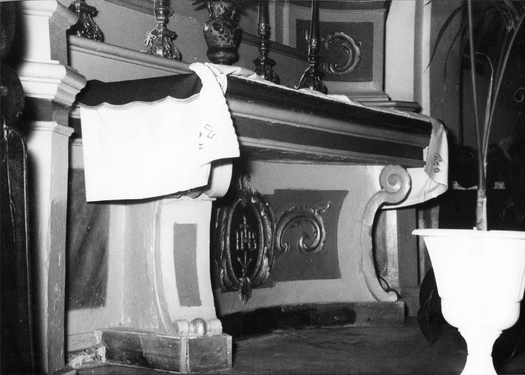 Monogramma cristologico/ Motivi decorativi vegetali ed a volute (altare - a blocco) - ambito Italia centrale (sec. XVIII)