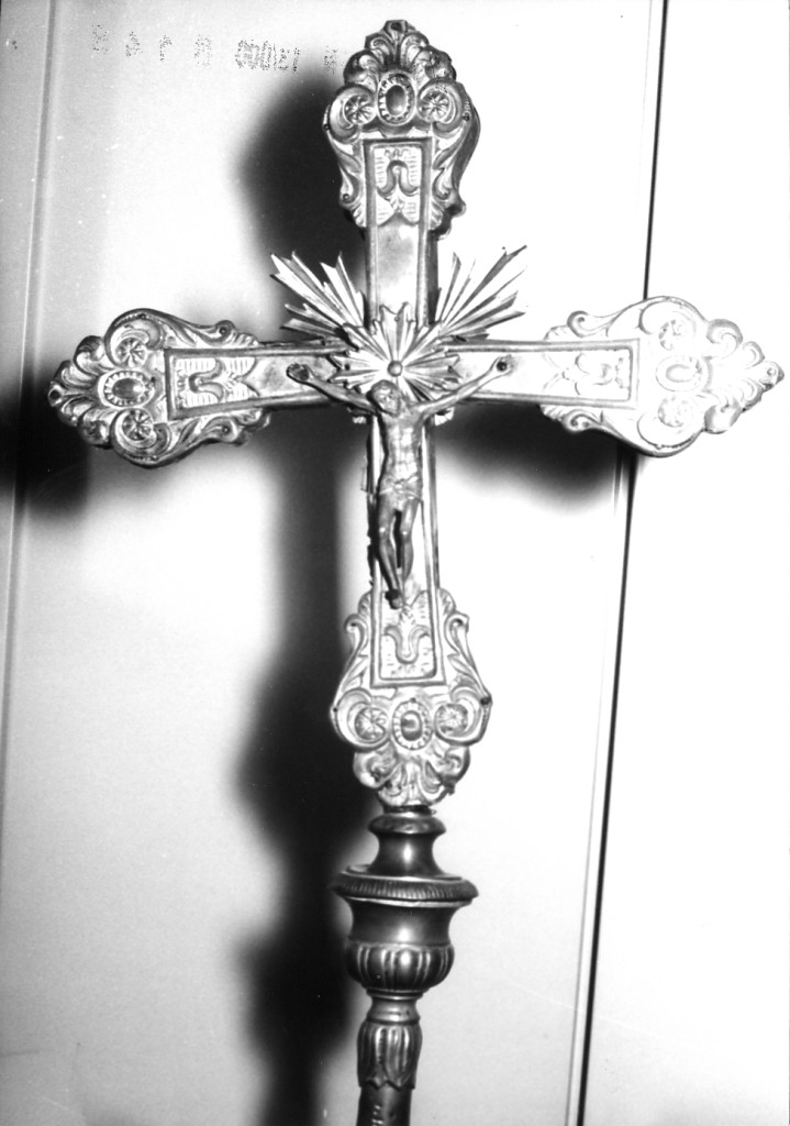 Cristo Crocifisso, motivi decorativi vegetali a volute e geometrici a tondi e ovali (croce processionale) - ambito abruzzese (sec. XIX)