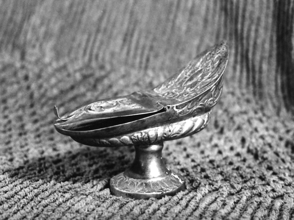 Motivi decorativi vegetali,a volute, a valve di conchiglia, a baccellature (navicella portaincenso) - ambito Italia centrale (sec. XVII)