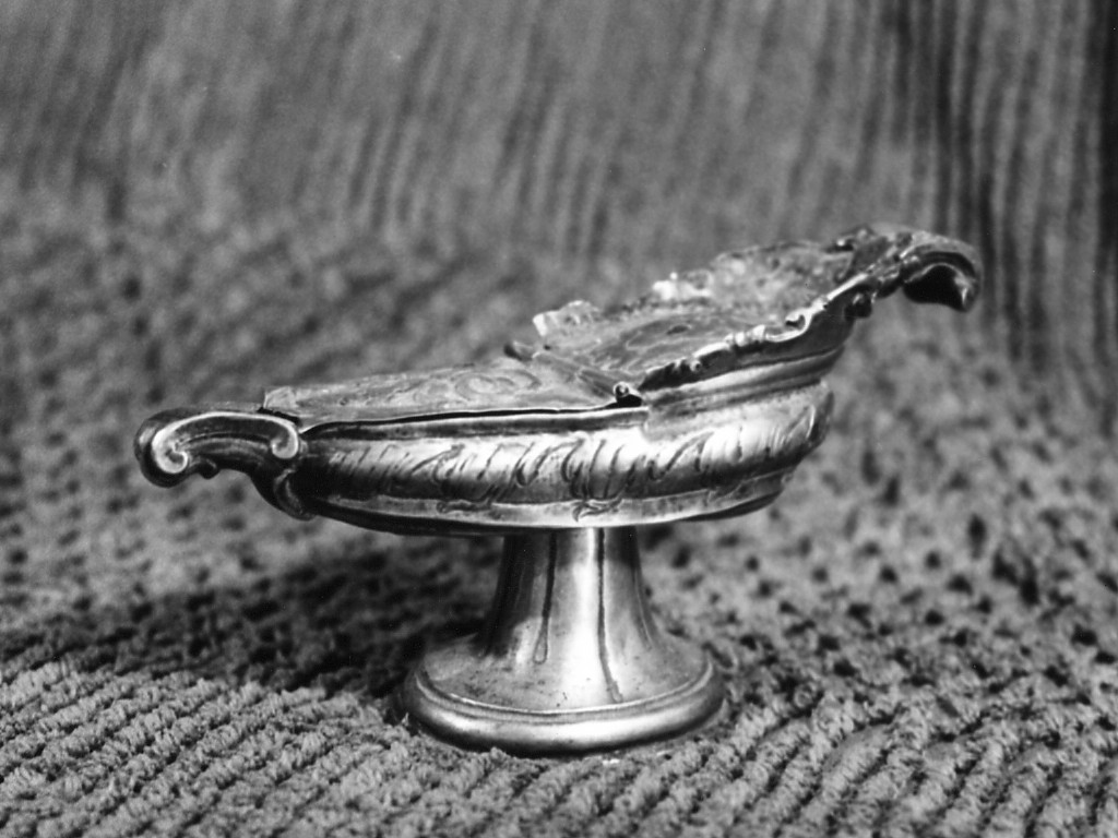 Motivi decorativi vegetali ed a volute (navicella portaincenso) - ambito Italia centrale (sec. XVIII)