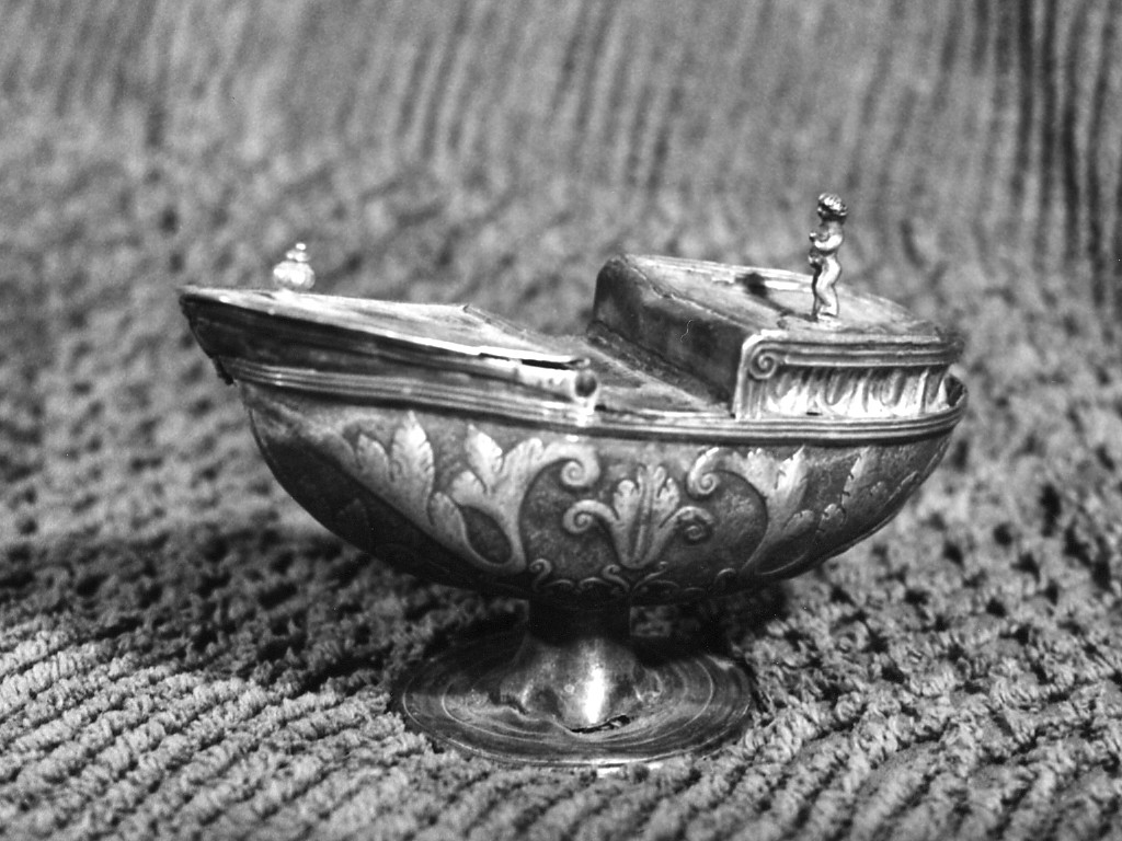 Figura di fanciullo, motivi decorativi vegetali, a candelabre, a volute, ad ovoli ed a lancette (navicella portaincenso) - ambito Italia centrale (sec. XVII)