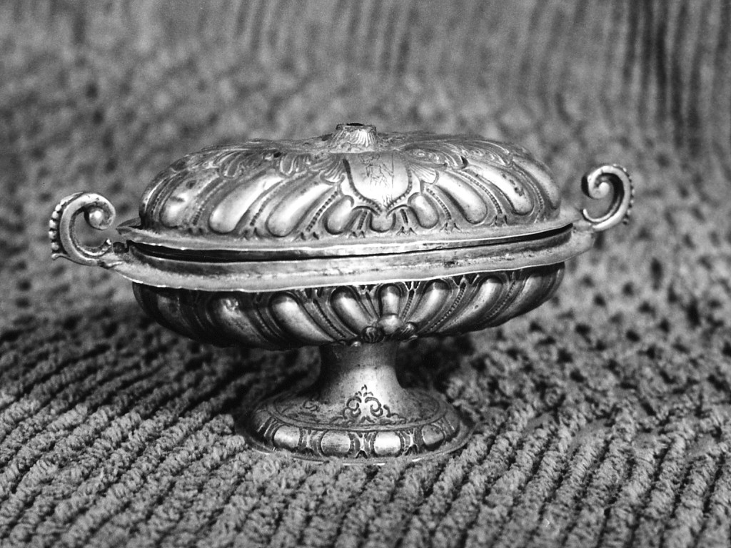 Cristo risorto, motivi decorativi a foglie d'acanto, a perle, a volute, baccellature (navicella portaincenso) - ambito Italia centrale (sec. XVII)